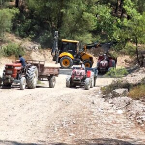 bozdoganda incir ureticileri icin arazi yollari duzenleniyor Z4gedXci