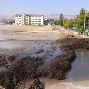 su borusu patladi tonlarca su cevreye akti PZhijnQt