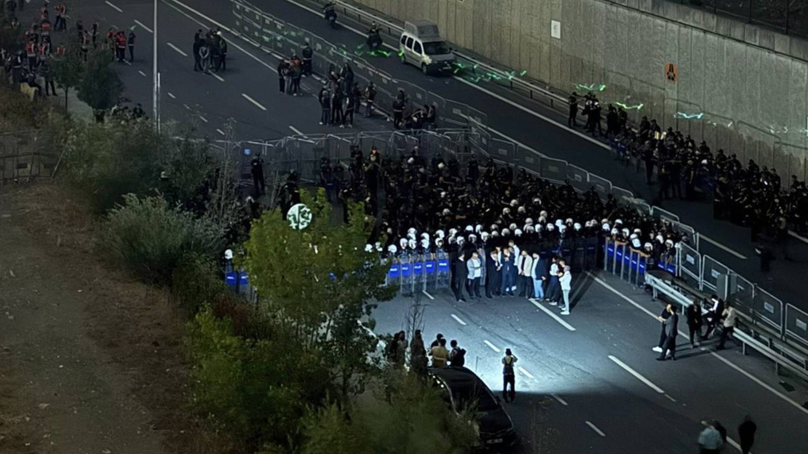 dem partiden chp onundeki polis ablukasina tepkisi biz bunlari taniyoruz gayet iyi biliyoruz kayyim atamalariyla halk iradesi yok sayiliyor bBlsHaZz