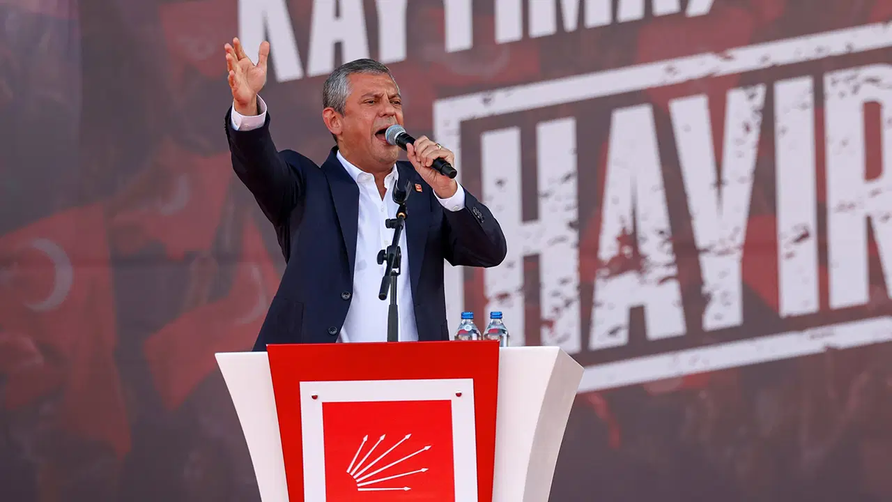 gozler ona cevrilmisti ertelenen kurultay davasi sonrasi ozgur ozelden ilk mesaj yine dogumdayiz iste yine sevincteyiz SDQvurnW