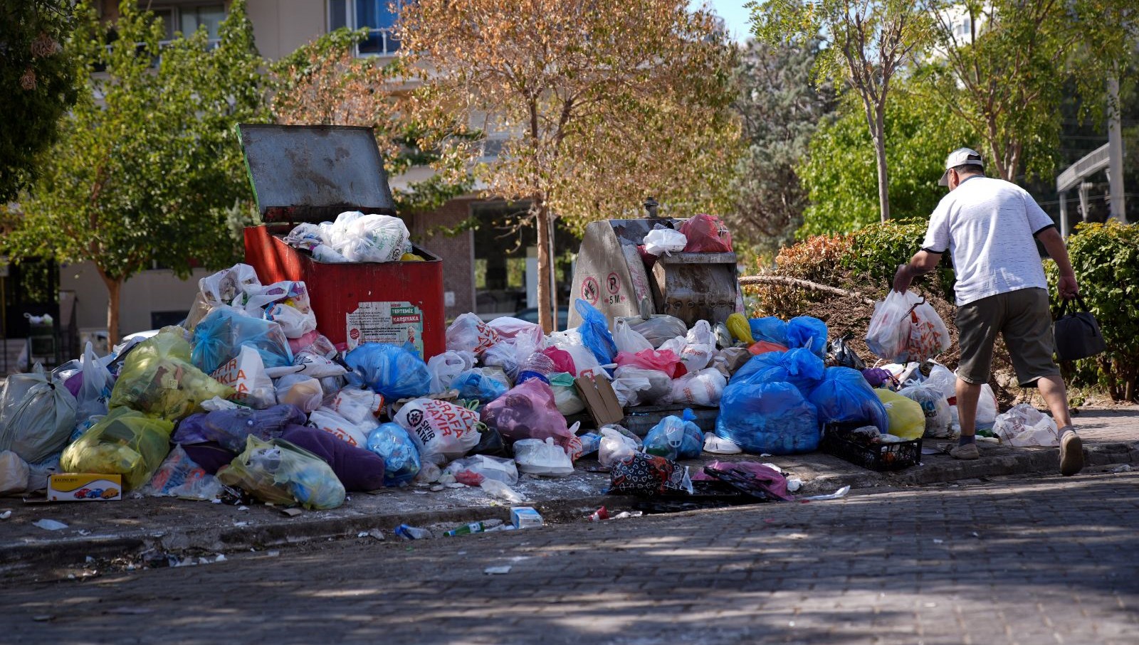 karsiyakada isciler grevde sokaklar coplerle doldu pmUORW6f