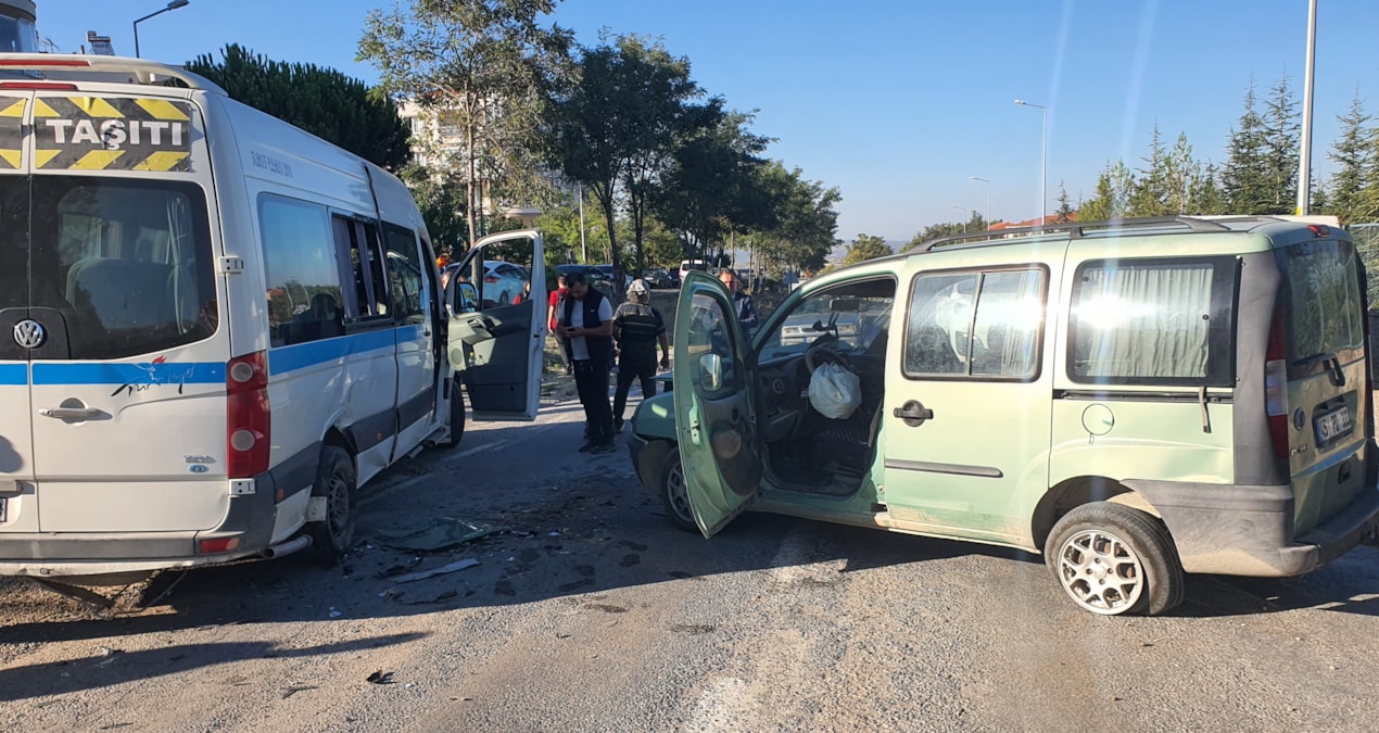 manisada ogrenci servisiyle otomobil carpisti 9 yarali m9k4CPtV