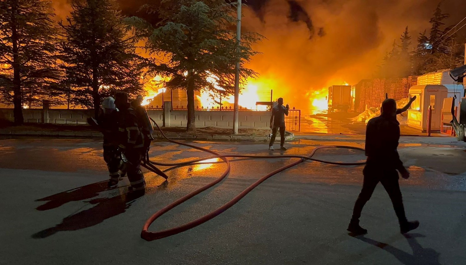 nigdede fabrika yangini ekipler mudahale ediyor 5BNWxUmq