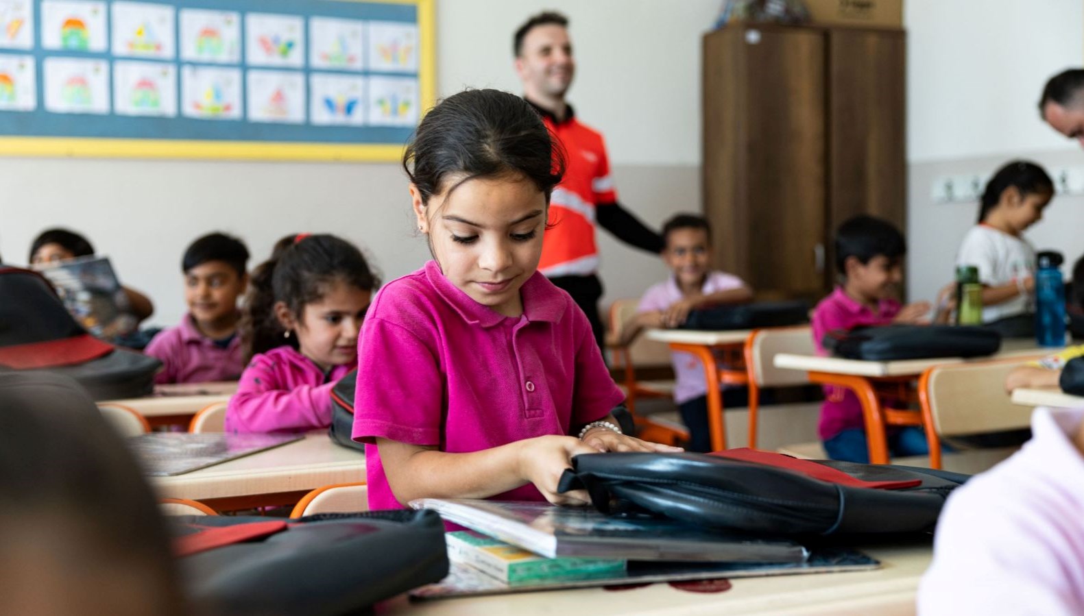 thynin ucak koltuklari okul cantasina donustu depremzede cocuklarahediye edildi e5Kpha6U