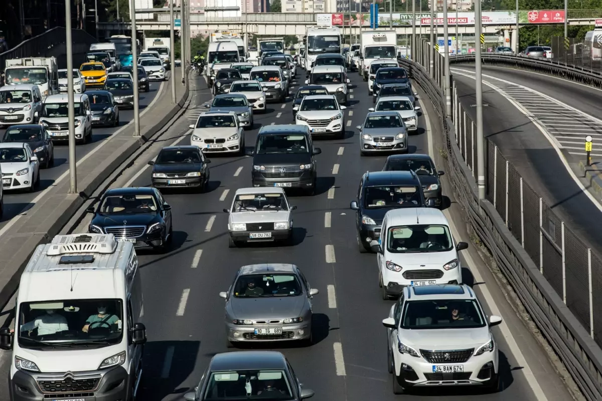 arac sahipleri dikkat eski tip surucu belgelerini yenilemek icin son tarih 31 ekim RqSftrII