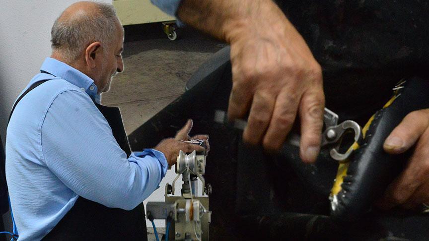 babasi kore savasinda askerlerden ogrendi kamyon lastigini soyup isledi bu isi turkiyede ilk baslatan benim dJSFgKA6