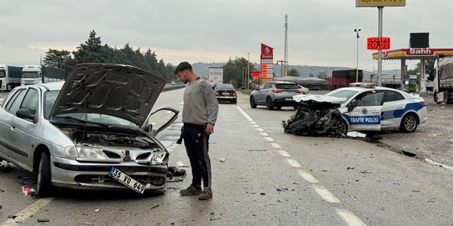 balikesirde polis araciyla carpisan otomobilin surucusu hastanede oldu 4OeVsv7O.jpg