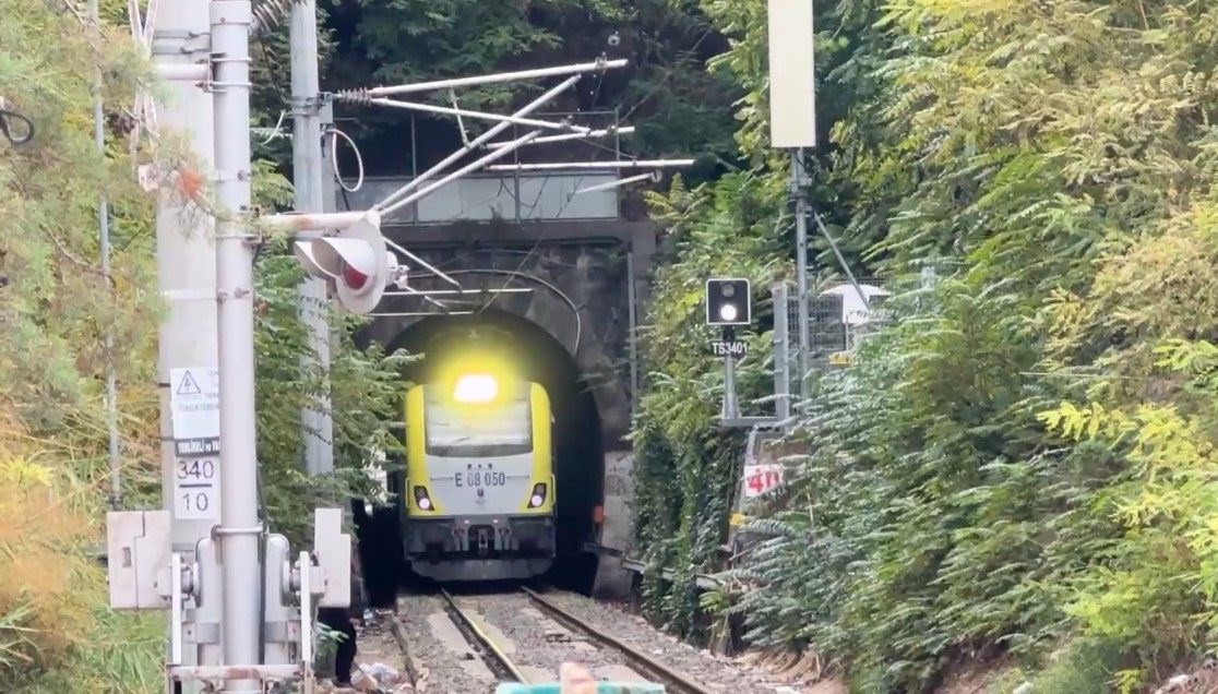 evlerin altindan gecen 114 yillik tren tuneli mahalleyle butunlesti muqARXpV