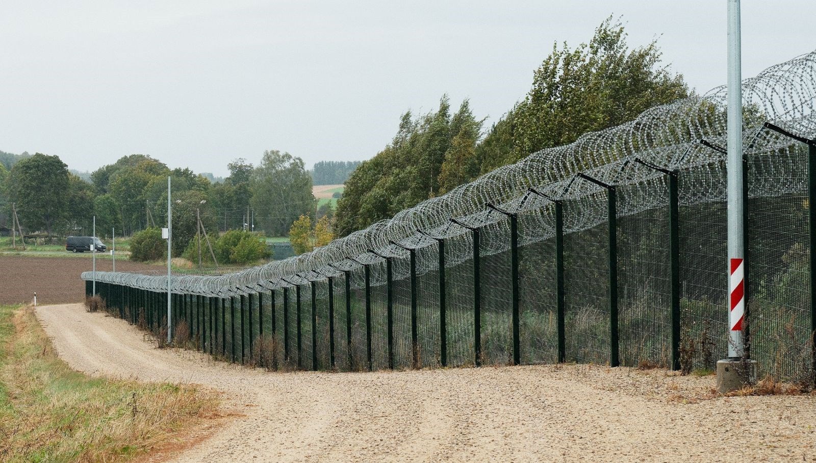 sinirda silahli rus askerleri goruldu estonya yolu kapatti LV7HLQ43.jpg