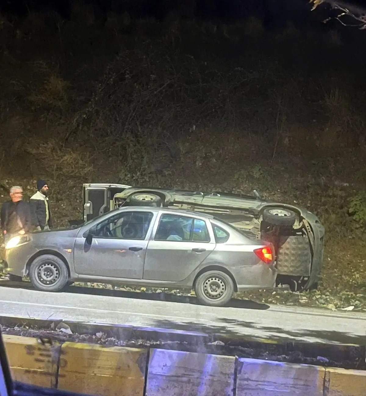 Kayganlaşan yolda otomobil devrildi