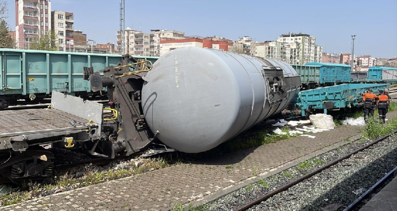 Diyarbakır’da Yük Treninin Vagonu Raydan Çıktı, Güvenlik Önlemleri Alındı