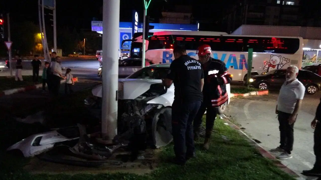 Kaza yapti trambus diregine carpti yarali surucu ambulanstan kacti ga19qGPZ