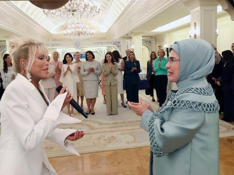 Superstar sarkilarini first ladyler icin soyledi wgKWPpke