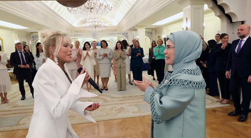 Superstar sarkilarini first ladyler icin soyledi wgKWPpke