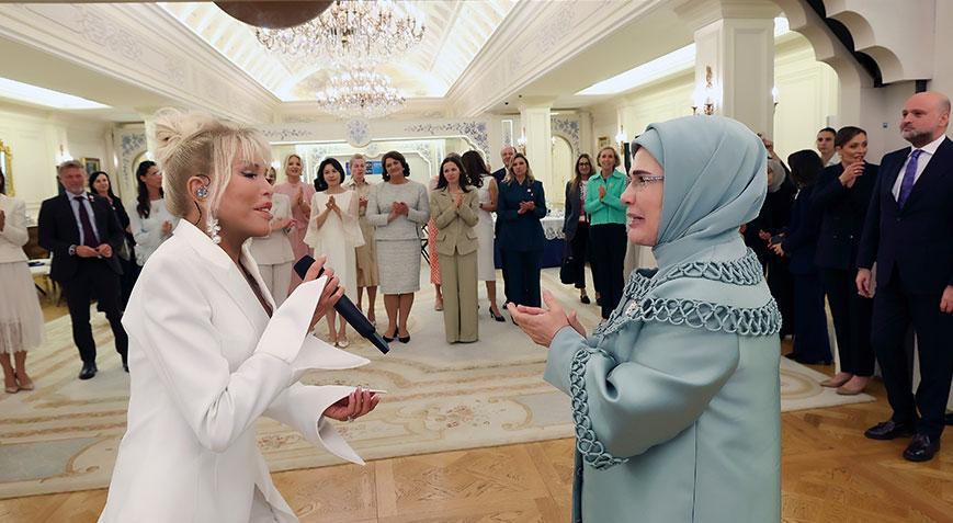 Superstar sarkilarini first ladyler icin soyledi wgKWPpke